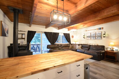 Lake Cushman Cabin: 1-Min Walk to 2 Lakes, Sleeps 10, 2.5 baths, Wi-Fi, Dogs OK!