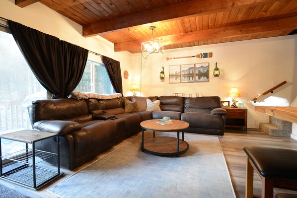 Téléviseur connecté, lecteur de DVD, livres, sélection de films