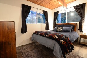 4 bedrooms, desk, travel crib, WiFi