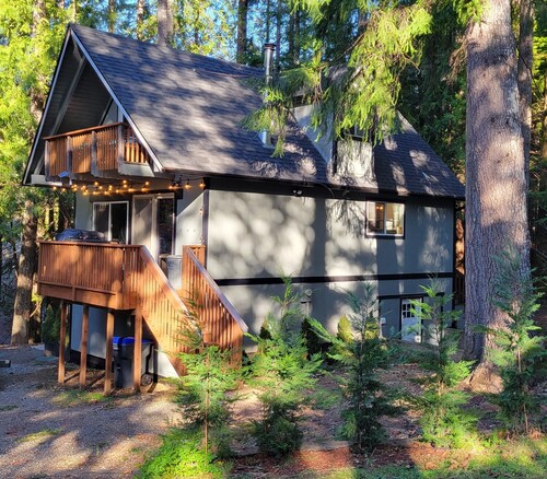 Charming Modern Cabin: Steps to Lake, Updated Amenities, Fast Wi-Fi & More!