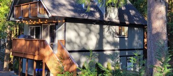 Charming Modern Cabin: Steps to Lake, Updated Amenities, Fast Wi-Fi & More!