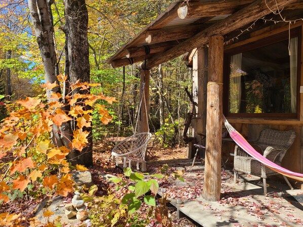 Terrace/patio - Cabin-7 min to Ski Stratton-Wood Fired Sauna-Brook View-Woodstove-Firepit-Dog OK (JAMAICA)