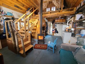 TV, fireplace, DVD player, books - Cabin-7 min to Ski Stratton-Wood Fired Sauna-Brook View-Woodstove-Firepit-Dog OK (JAMAICA)
