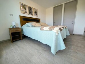 1 dormitorio, tabla de planchar con plancha, wifi y ropa de cama