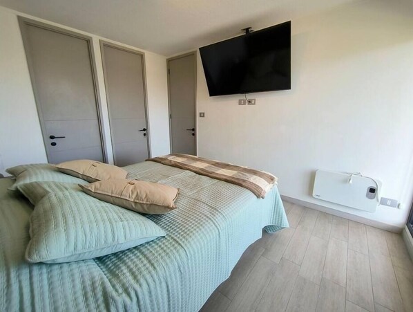 1 dormitorio, tabla de planchar con plancha, wifi y ropa de cama