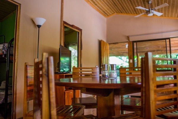 Casa de campo, baño privado, vistas al lago | Restaurante