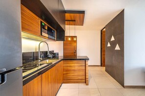 Frigorífico, microondas, placa de cocina y cafetera o tetera