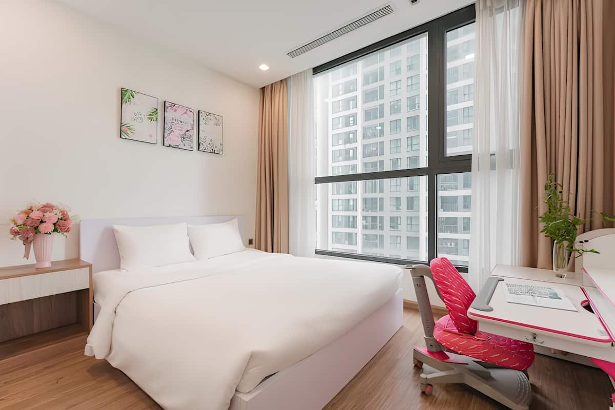 Apartemen, 2 kamar tidur | Meja kerja, tirai kedap cahaya, setrika/meja setrika, dan Wi-Fi gratis