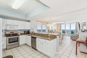 Køleskab, mikrobølgeovn, ovn, kogeplade