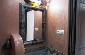 Haartrockner, Handtücher, Seife, Toilettenpapier