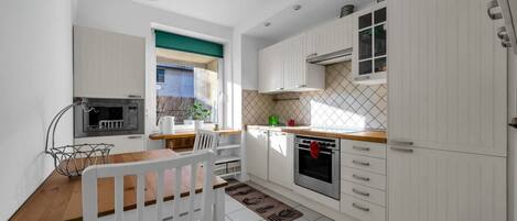 Een koelkast, een oven, een vaatwasser, een koffiezetapparaat/waterkoker