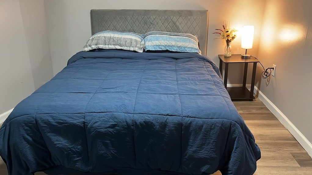 Classic Room E | Near Metlife, Ewr & Nyc Access - Newark, NJ