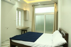 3 bedrooms, desk, iron/ironing board, free WiFi