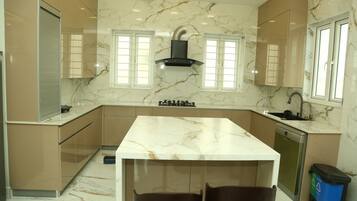 Fridge, microwave, stovetop, dishwasher