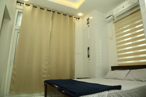 3 bedrooms, desk, iron/ironing board, free WiFi