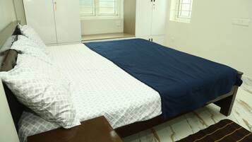 3 bedrooms, desk, iron/ironing board, free WiFi