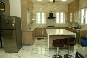 Fridge, microwave, stovetop, dishwasher - Modern 3BR3BT Cove 5Km to Airport (Chennai)