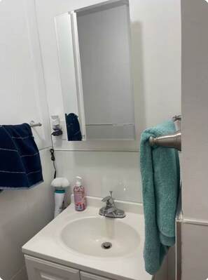Towels, soap, toilet paper - Charming 1-bedroom in a private house in Queens with AC, WiFi. Enjoy your stay (Queens)