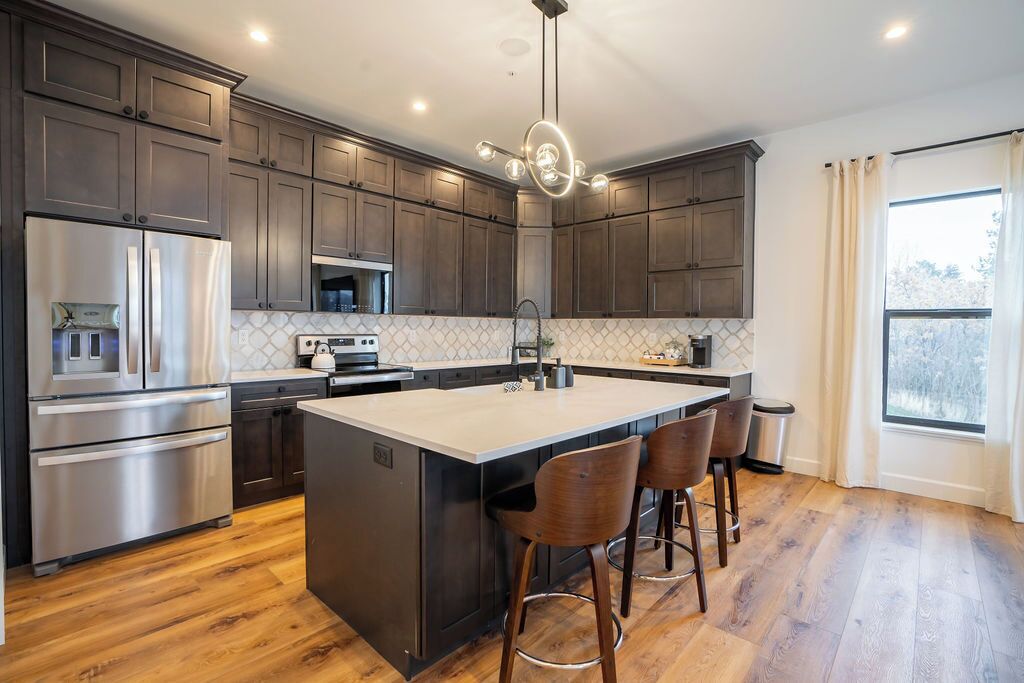 Mikrobølgeovn, ovn, kokeplater og oppvaskmaskin