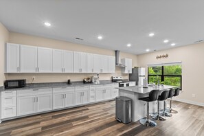 Fridge, microwave, oven, stovetop - 3BR in Charlotte, 10 Min to Panthers Stadium Pet-Friendly (Charlotte)