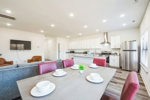 Dining - 3BR in Charlotte, 10 Min to Panthers Stadium Pet-Friendly (Charlotte)