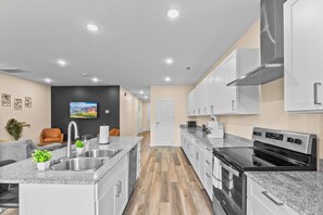 Fridge, microwave, oven, stovetop - 3BR in Charlotte, 10 Min to Panthers Stadium Pet-Friendly (Charlotte)