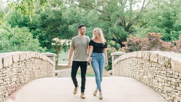 A couple walking on a stone bridge surrounded by greenery. - 3BR in Charlotte, 10 Min to Panthers Stadium Pet-Friendly (Charlotte)