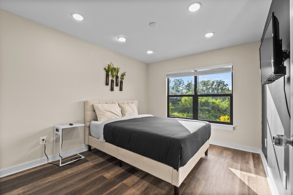 3 多间卧室、办公桌、熨斗/熨衣板、旅行婴儿床