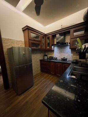 Kühlschrank, Mikrowelle, Ofen, Herdplatte