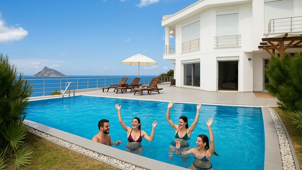 Una piscina con vistas al mar y un edificio con balcón.