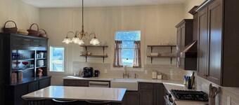 Charming 3-bedroom house with WiFi and AC in Cuero