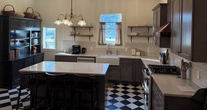 Charming 3-bedroom house with WiFi and AC in Cuero