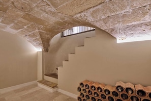 Eine Treppe mit Steindecke und Oberlicht.