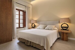 4 Schlafzimmer, Schreibtisch, Bügeleisen/Bügelbrett, Reisekinderbett