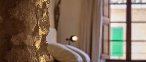 5 chambres, bureau, fer et planche à repasser, lit parapluie