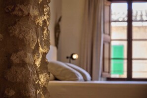 5 habitaciones, escritorio y tabla de planchar con plancha 