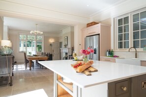Fridge, microwave, oven, stovetop - Windy Ridge - sleeps 16 guests  in 6 bedrooms (Bembridge)
