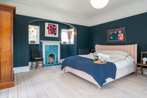 6 bedrooms, iron/ironing board, WiFi, bed sheets