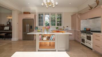 Réfrigérateur, four à micro-ondes, un four, surface de cuisson