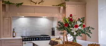 Windy Ridge - sleeps 16 guests  in 6 bedrooms