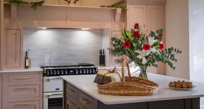 Windy Ridge - sleeps 16 guests in 6 bedrooms