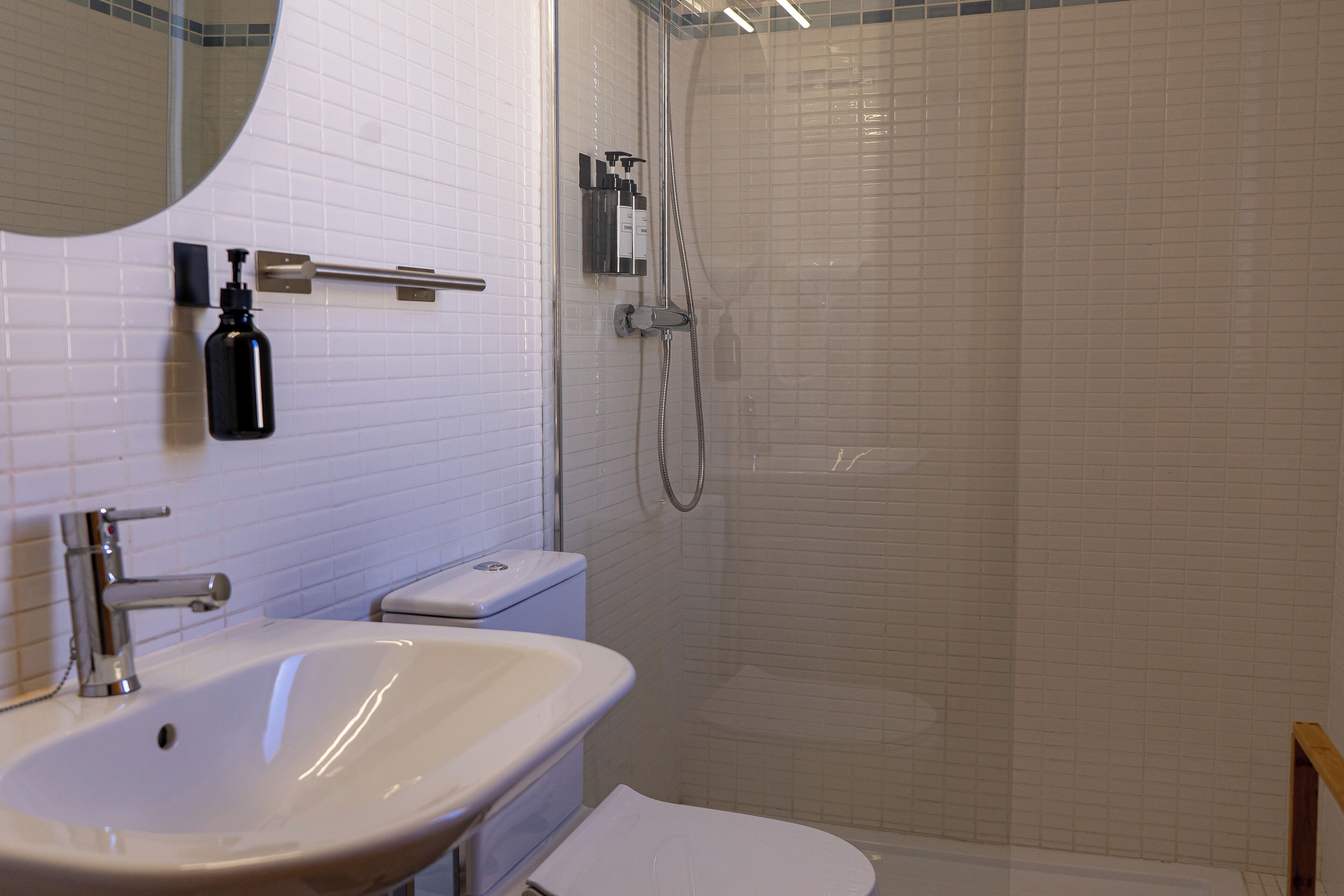 Een douche, een haardroger, een bidet, handdoeken