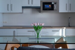 Fridge, microwave, stovetop, dishwasher