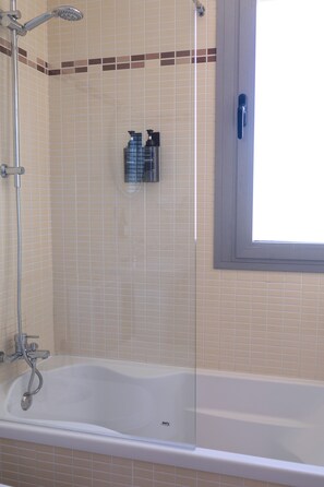 Regadera, secadora de cabello, bidet, toallas 