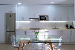 Refrigerador, microondas, parrilla de estufa y lavavajillas 