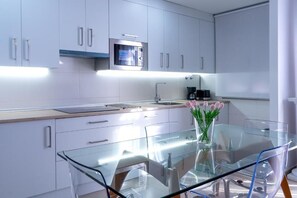 Fridge, microwave, stovetop, dishwasher