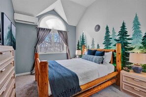 3 soverom, skrivebord, strykejern/-brett og reiseseng for barn