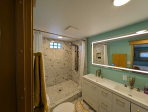 Regadera, secadora de cabello, toallas 