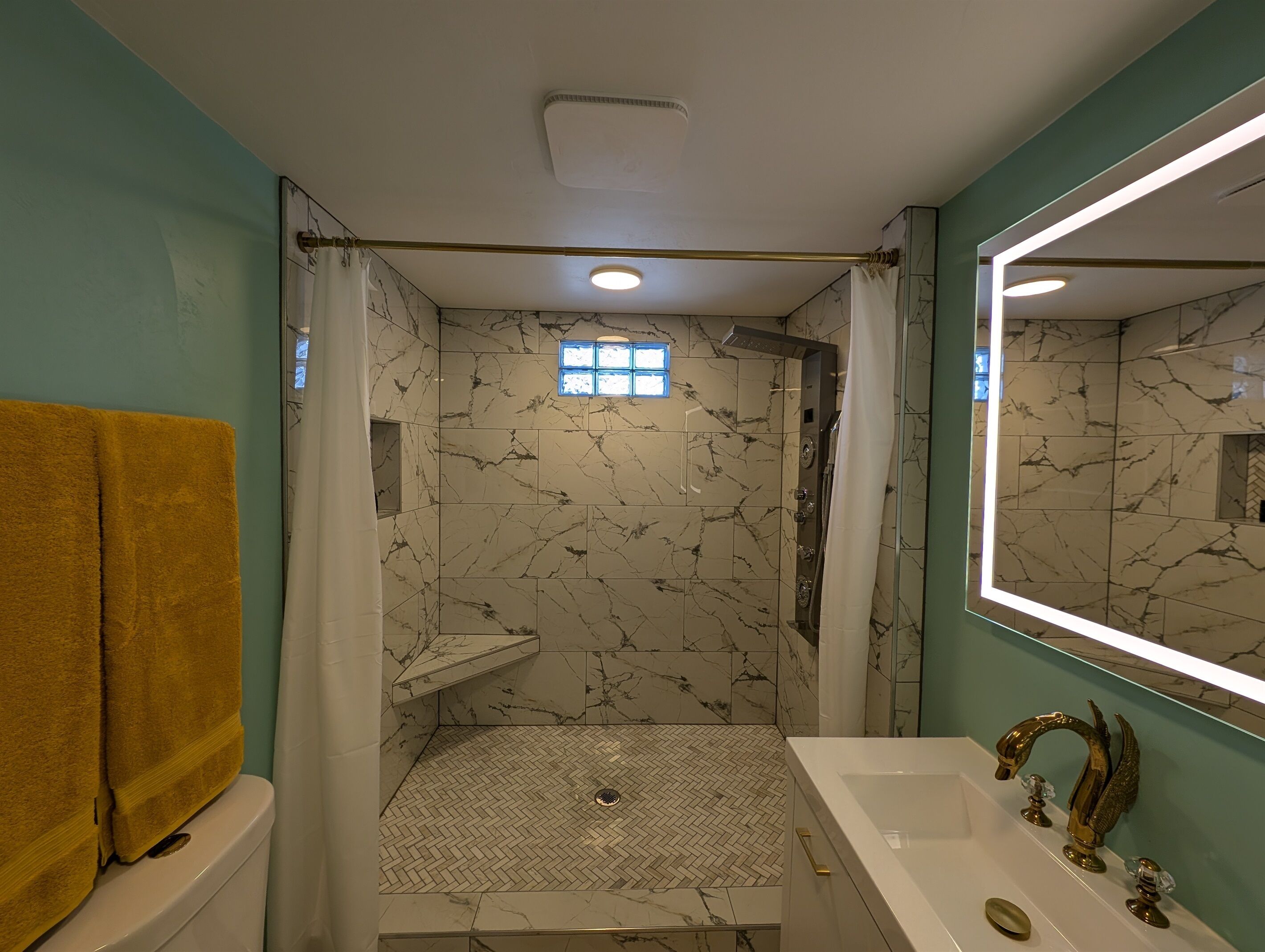 Regadera, secadora de cabello, toallas 