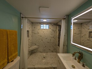 Douche, sèche-cheveux, serviettes fournies